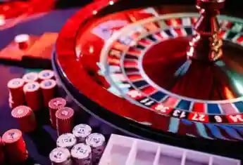Người chơi quay slot nổ hũ trên điện thoại di động tại thu5